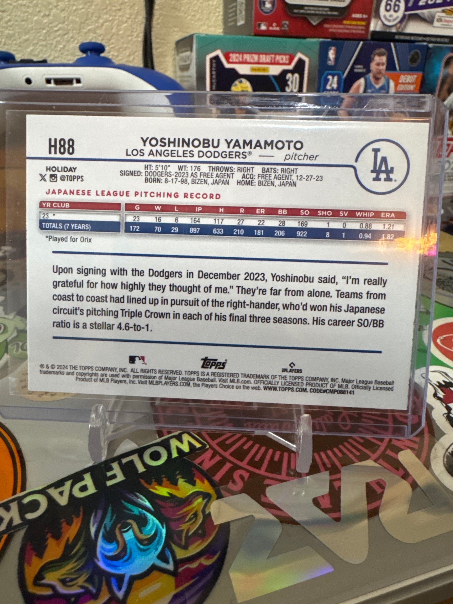 2024 Topps Holiday Holiday Variation #H88 Yoshinobu Yamamoto RC