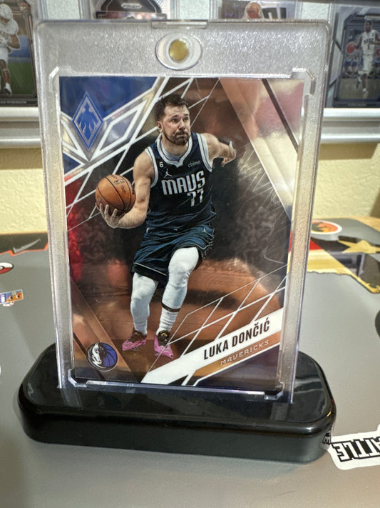 2022 Panini Chronicles Phoenix #569 Luka Doncic