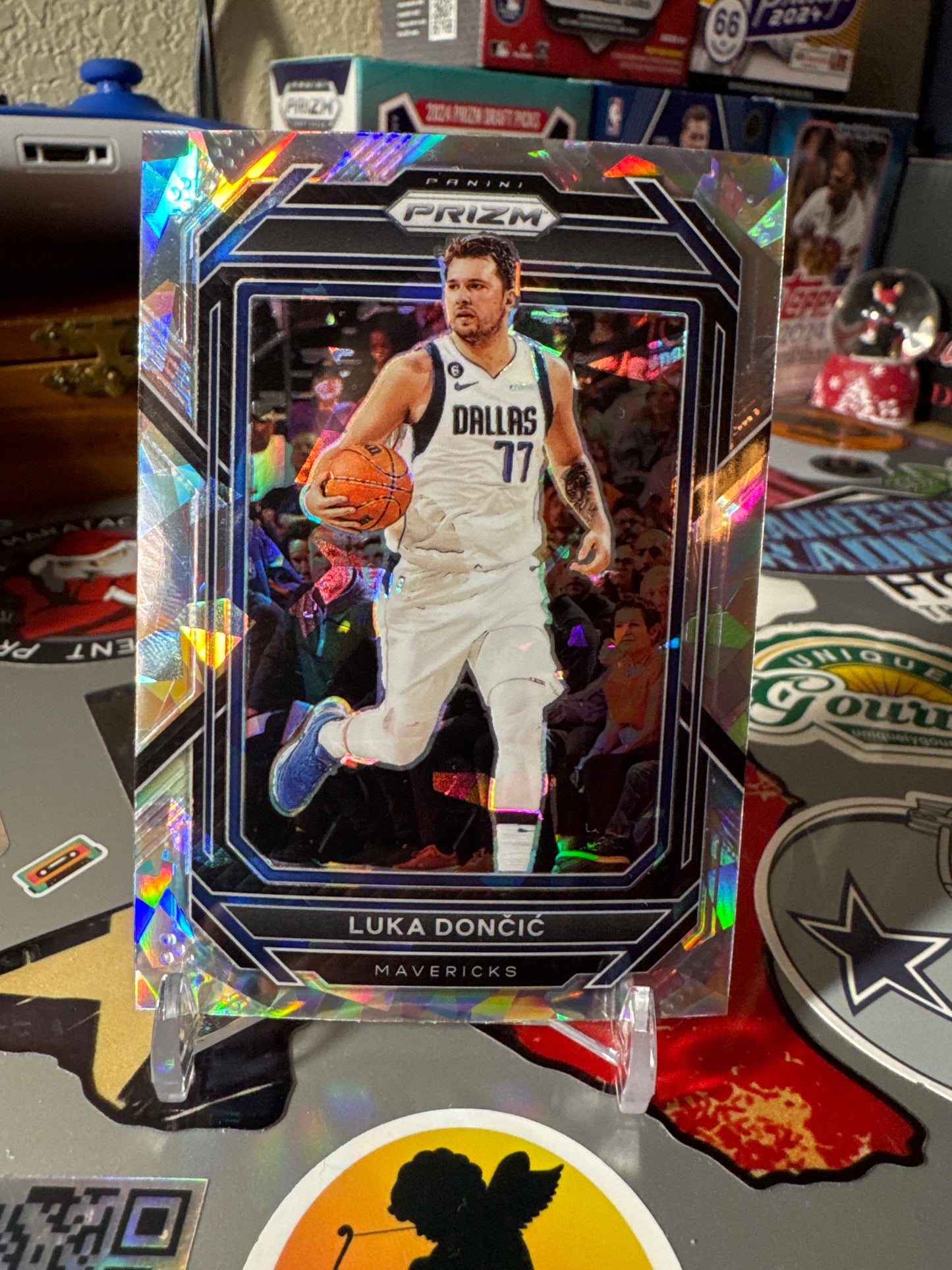 2022 Panini Prizm #196 Luka Doncic- Cracked Ice Prizm Parallel